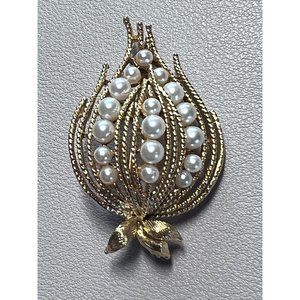 Vintage Lisner Pearl and Gold Brooch/Pin